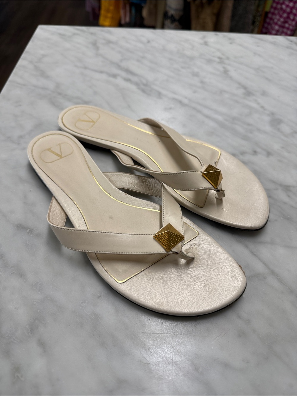 Valentino Garavani Rockstud Cream Leather Thong Slide Sandal Size 37.5